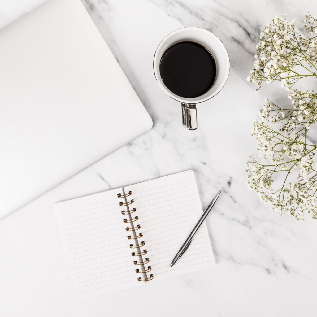 A picture of someoneâs working desk arrangement